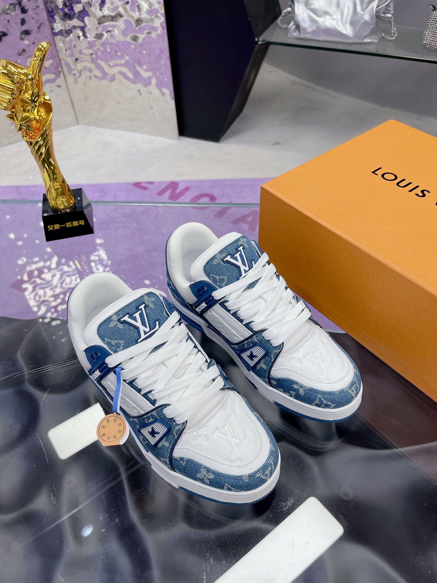 Louis Vuitton – "Another Dark Horse" - Pre owned