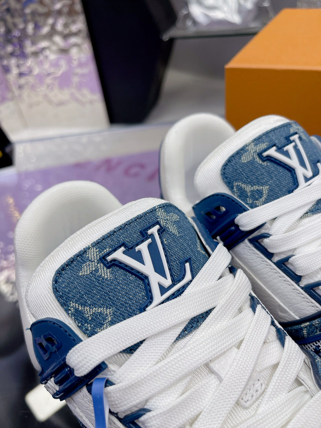 Louis Vuitton – "Another Dark Horse" - Pre owned