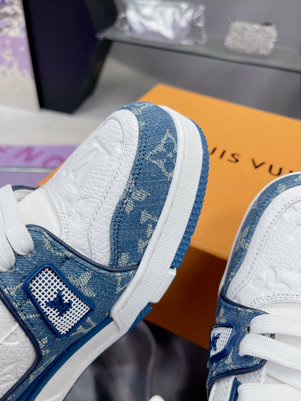 Louis Vuitton – "Another Dark Horse" - Pre owned