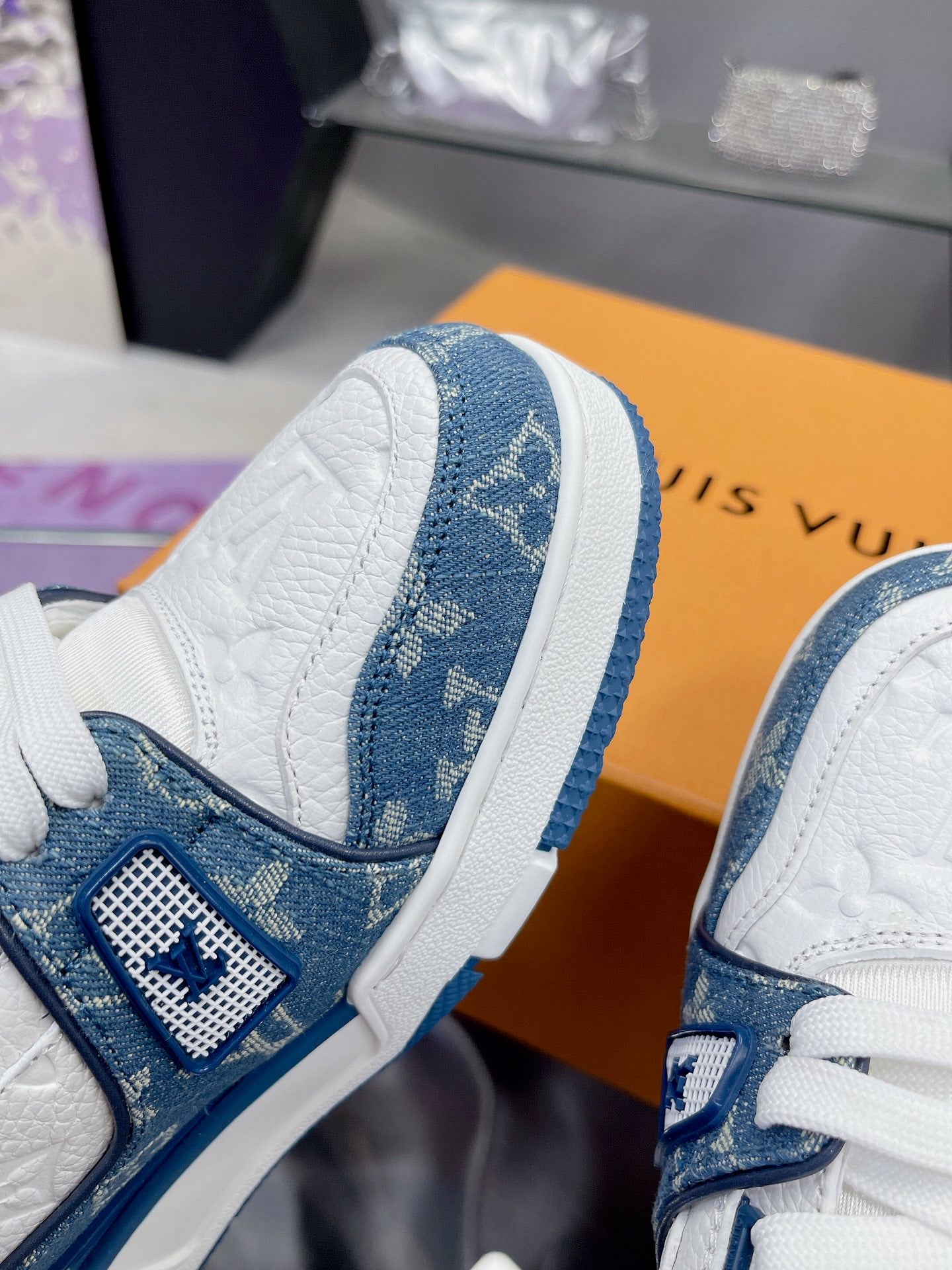 Louis Vuitton – "Another Dark Horse" - Pre owned